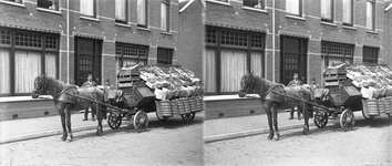 859073 Afbeelding van de groentekar van groenteboer J.A. de Groot (Griftstraat 55) te Utrecht in de Mauritsstraat te ...
